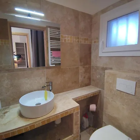 A 100m De La Apartment *